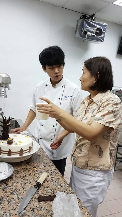 賽前與林后儀老師就作品相互討論圖片