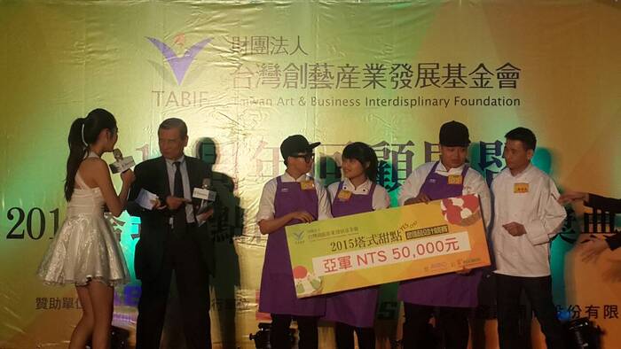由黃茂雄會長頒發本校參賽學生亞軍奬杯及奬金圖片