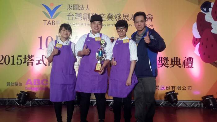 本校參賽學生蘇莉涵、陳冠汝、梁韶恩與指導老師姜志強合影圖片