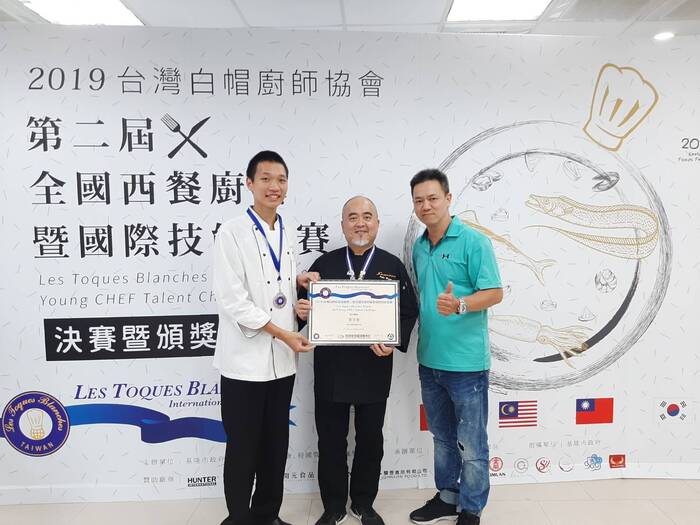 恭喜!!餐三明學生劉宏勝參加第二屆全國西餐廚藝暨國際技能競賽，獲得銀牌佳績~~圖片