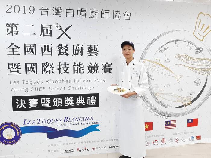 恭喜!!餐三明學生劉宏勝參加第二屆全國西餐廚藝暨國際技能競賽，獲得銀牌佳績~~圖片