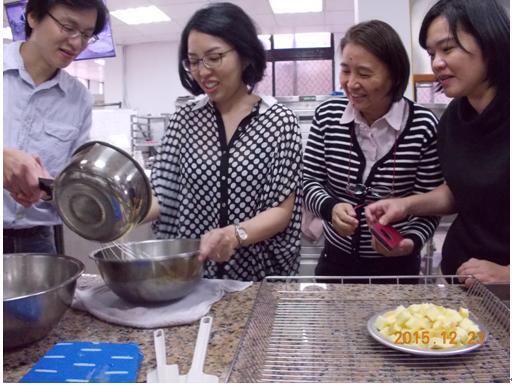 參加教學觀摩老師分組進行實作圖片