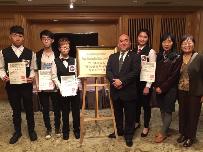 餐飲管理系王嘉敏、許雅筑、曾昱超、羅天佑同學榮獲2016年第二屆AWI全國青年侍酒師盲飲品評競賽佳作圖片