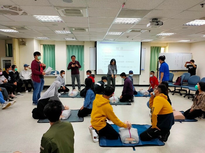 樂活民生學院餐飲管理系國際學生產學合作專班 「基本救命術 BLS 訓練研習營」活動圖片