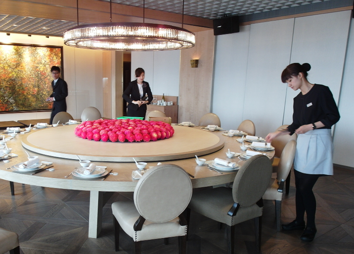 專業人員示範餐具擺盤圖片