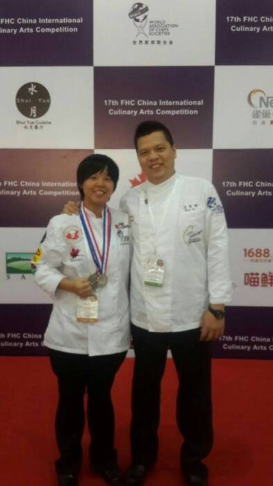 符聖憶教師與餐五明劉姿妤選手合照圖片