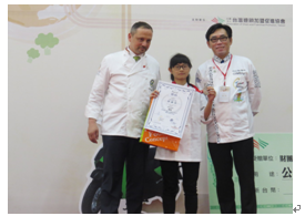 狂賀!!本系餐二明李承恩、許佳芸、張愷竣三位學生參加2015年第一屆台灣國際廚藝美食挑戰賽，榮獲1銀、1銅、1佳作的佳績。圖片