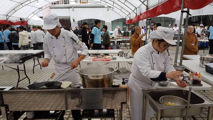 2018佛光盃國際舒食挑戰賽~榮獲主餐靜態展示優勝、盤飾點心靜態展示銅獎、現場烹調學生組銀獎圖片